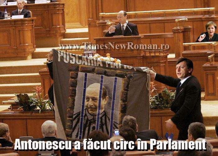 Băsescu, asistat de Merkel, a condamnat nazismul în Parlament