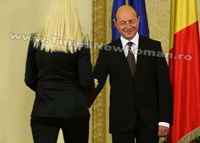 Băsescu: „Am ieșit din criză, toate maşinile să fie roşii, Udrea fă-mi masaj!”