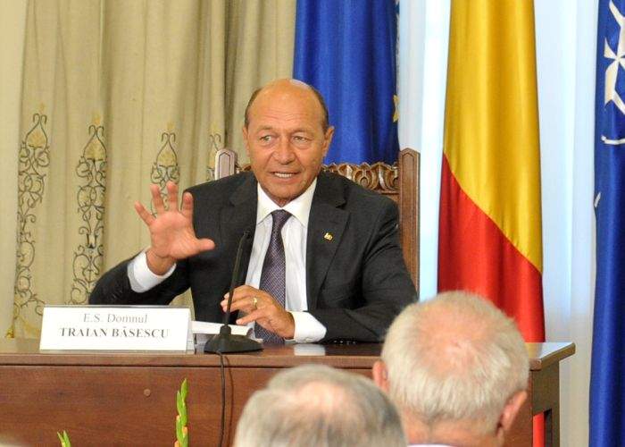 Traian Băsescu a solicitat ca cererea Parlamentului de demisie să fie printată pe hârtie moale