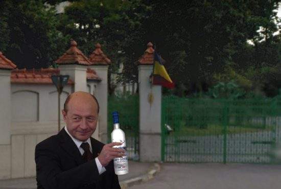 Băsescu îşi scrie memoriile! A început să îşi întrebe prietenii ce a făcut în ultimii 20 de ani