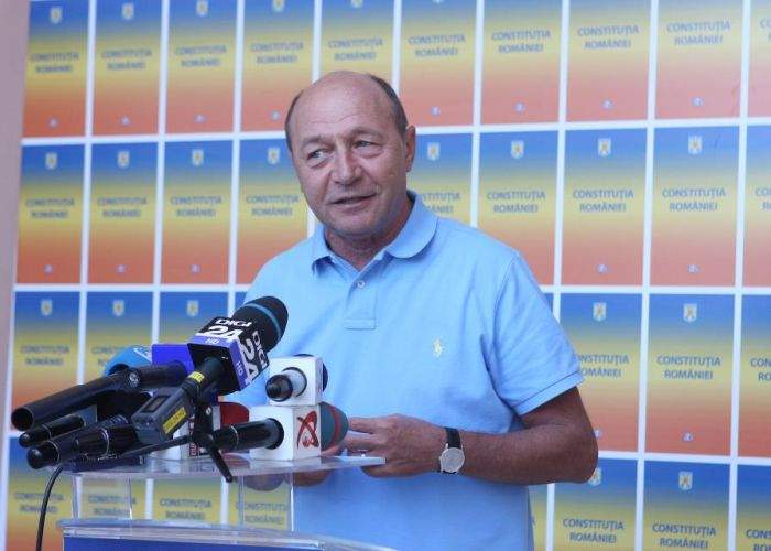 Băsescu n-are emoţii la referendum: „Doar votează tâmpiţii care au ales-o pe EBA europarlamentar”