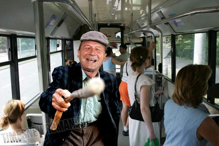 Abia pensionat, Băsescu a jignit o fată care nu i-a cedat scaunul în autobuz: ”Tânără împuțită!”