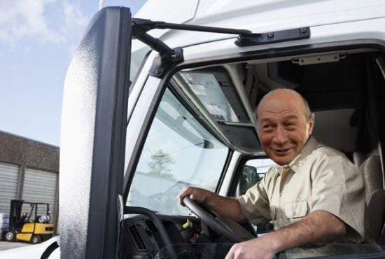 Băsescu şi-a luat permis de camion, ca să poată veni de la Chişinău cu un tir cu ţigări şi whisky fără timbru