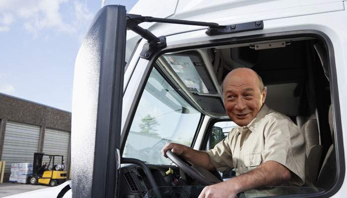 Băsescu şi-a luat permis de camion, ca să poată veni de la Chişinău cu un tir cu ţigări şi whisky fără timbru