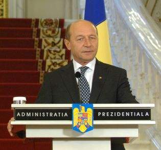 Băsescu către români: „Dacă vă deranjează canicula, plecaţi în Africa!”