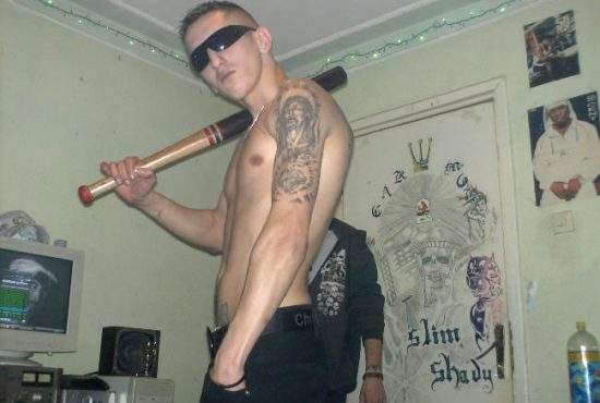 Un tânăr a fost bătut cu bâtele de baseball, după ce interlopii l-au confundat cu o minge