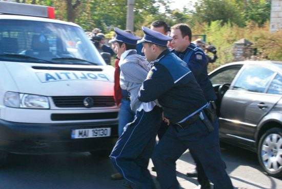 Lupte dure între două secţii de poliţie rivale din Capitală