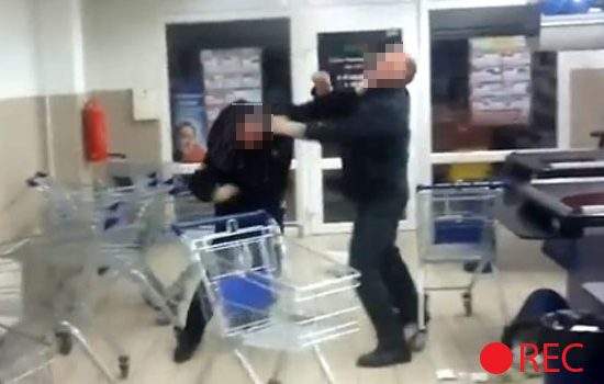 A început febra cumpărăturilor! Un român s-a bătut cu propria soţie pentru un coş, în supermarket