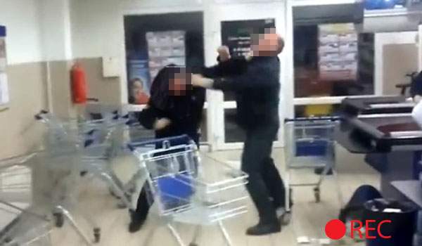 A început febra cumpărăturilor! Un român s-a bătut cu propria soţie pentru un coş, în supermarket