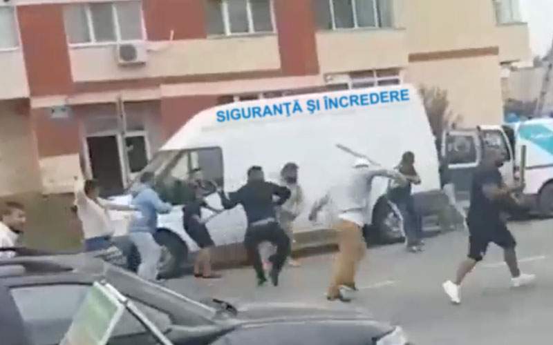 Bătaie cu săbii între două clanuri rivale de poliţişti, la Craiova