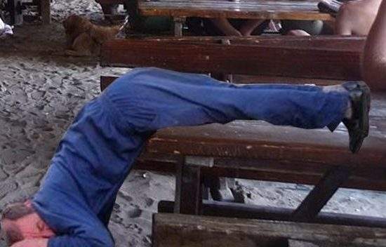 Batman în România? Un bețiv stă de 3 zile cu capul în jos la o terasă din Vama Veche