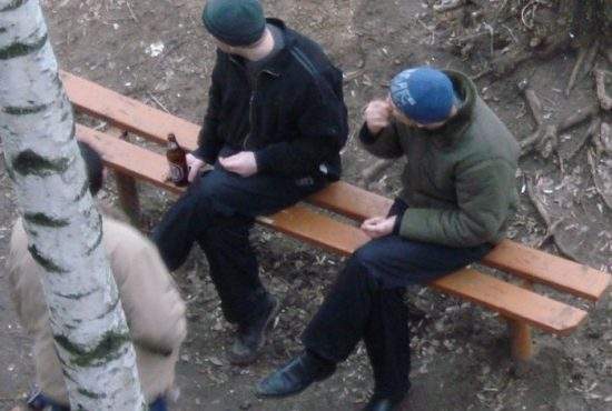 Bărbaţii au o nouă scuză ca să scape de neveste: „Mă duc până la biserica din colţ, să iau aghiasmă”