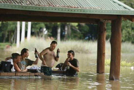 Atât de tipic! În Halkidiki sunt inundaţii masive şi mii de români aflaţi acolo stau în birturi