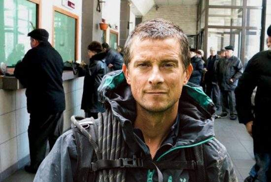 Supravieţuire la ANAF! Bear Grylls şi-a făcut un dosar cu şină din beţe şi frunze