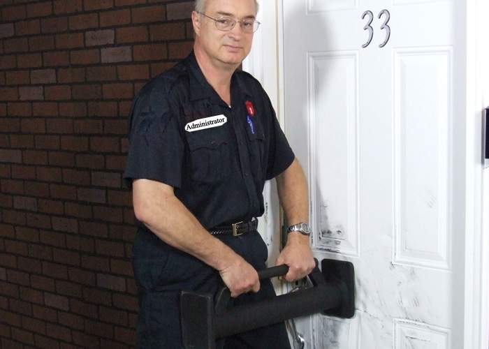 Administratorii de bloc vor primi berbece pentru a putea intra în apartamentele rău-platnicilor
