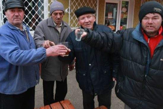 Milioane de români beau de supărare că s-a scumpit băutura
