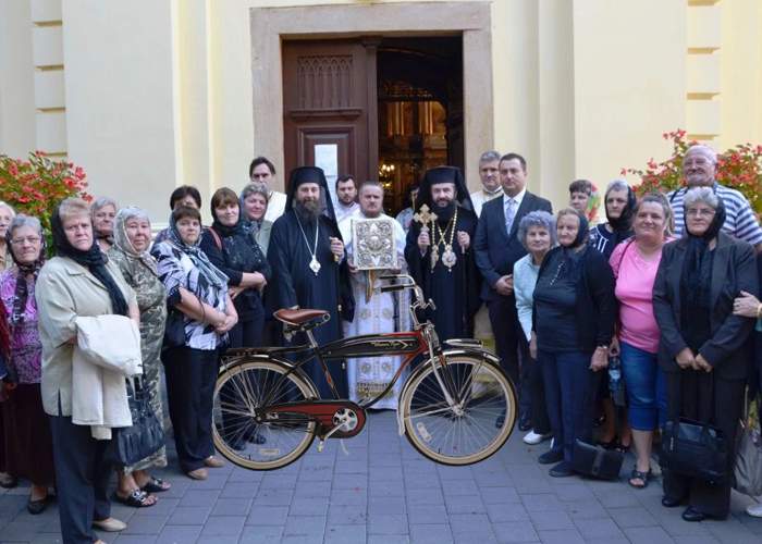 Şi-a legat bicicleta de gardul bisericii şi a găsit un bilet cu “Mulţumim pentru donaţie, fiule!”