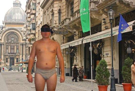 Bird Box Challenge. Un român a mers pe stradă legat la ochi şi după o oră era în chiloţi