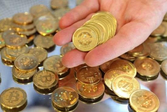 Bitcoin e pentru fraieri! Un român a cumpărat ROBOR acum un an, când era 1 şi un pic, şi acum îl dă cu 3