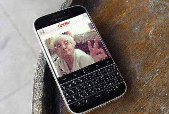 A apărut un Tinder pentru Blackberry, cu care poţi să întâlneşti alţi pensionari
