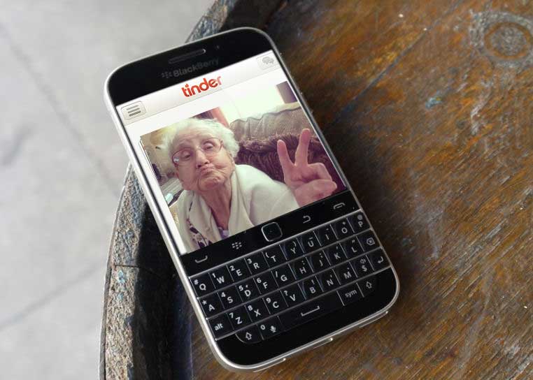 A apărut un Tinder pentru Blackberry, cu care poţi să întâlneşti alţi pensionari