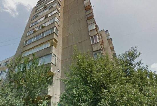 Un bloc din Drumul Taberei îl aşteaptă de patru zile pe vecinul de la parter să dea drumul la apă