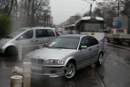 Accident spectaculos în Capitală! Un BMW a deraiat de pe şinele de tramvai şi a blocat o intersecţie