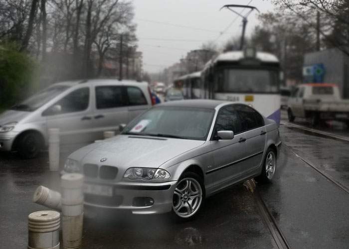 Accident spectaculos în Capitală! Un BMW a deraiat de pe şinele de tramvai şi a blocat o intersecţie