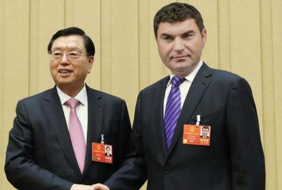 Cristi Borcea, invitat să emigreze în China, că a început să scadă populaţia acolo