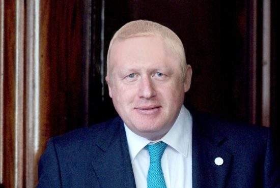 Starea lui Boris Johnson se agravează! Medicii, nevoiţi să-l tundă ca să-i salveze viaţa