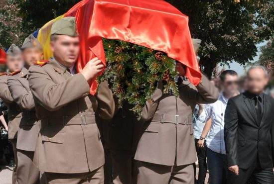Iohannis a pus din greşeală o decoraţie în brad şi acum trebuie aruncat cu onoruri militare