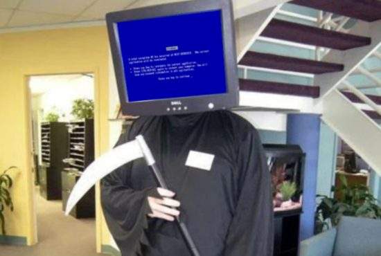Un IT-ist costumat în ecran albastru şi-a băgat toţi colegii în sperieţi de Halloween