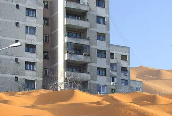 Dune de nisip acoperă oraşul! Mii de bucureşteni veniţi de la mare şi-au scuturat slipul pe balcon