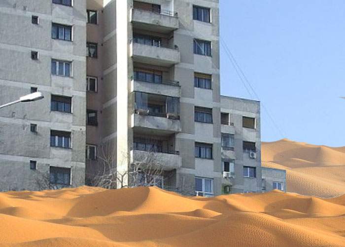 Dune de nisip acoperă oraşul! Mii de bucureşteni veniţi de la mare şi-au scuturat slipul pe balcon