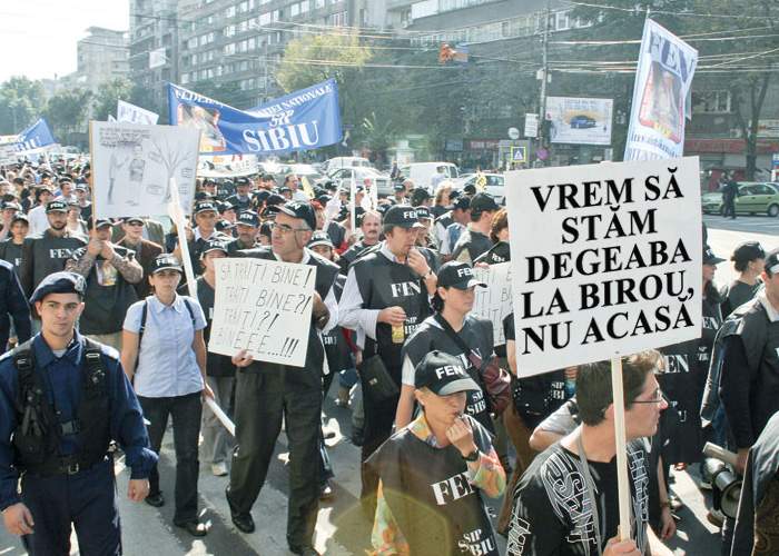 Bugetarii, revoltaţi că au zi liberă: „Vrem să stăm degeaba la birou!”