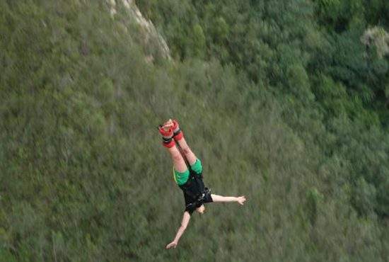 Şocant! Un practicant de bungee jumping wireless a supravieţuit impactului cu solul