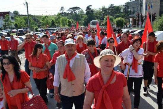 Se întoarce mareea albă! Bunicii pesedişti au venit în Capitală să-şi ia nepoţii intraţi în vacanţă