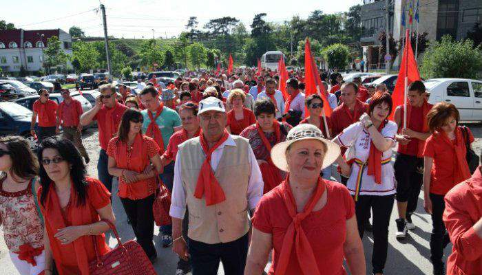 Se întoarce mareea albă! Bunicii pesedişti au venit în Capitală să-şi ia nepoţii intraţi în vacanţă