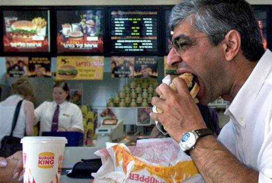 Un bărbat care a mâncat la Burger King cât proba soţia haine are acum 400 kg