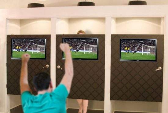 Ușile cabinelor de probă vor fi dotate cu televizoare, ca bărbații să nu mai adoarmă în fața lor