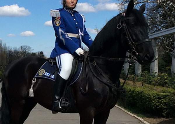 Pentru că e groasă, Jandarmeria a trimis azi în Piața Victoriei cei mai inteligenți agenți: caii