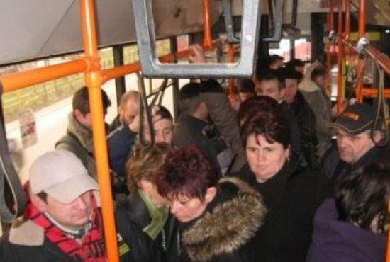 A apărut autobuzul inteligent. Nu te lasă să cobori cu mai multe portofele decât aveai la urcare