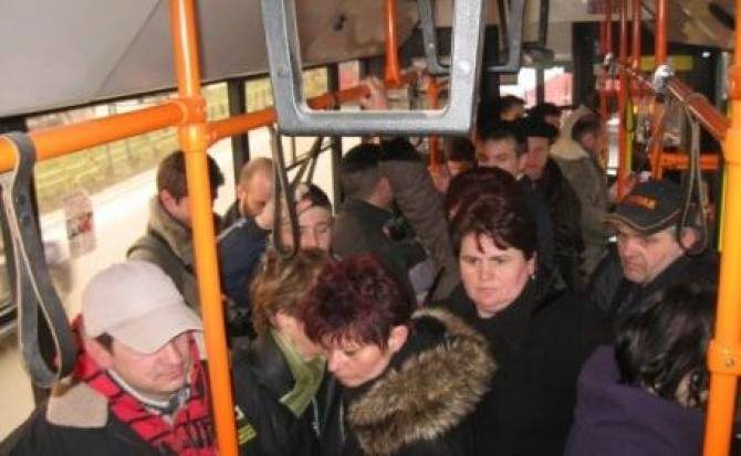 A apărut autobuzul inteligent. Nu te lasă să cobori cu mai multe portofele decât aveai la urcare