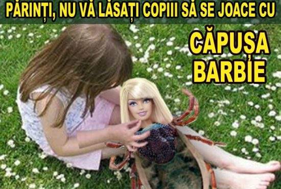 Sute de copii merg în parc să se joace cu căpușele Barbie