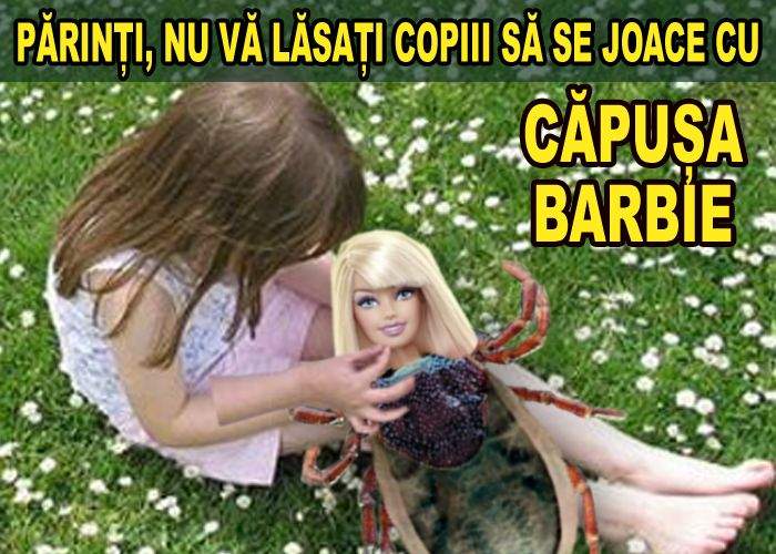 Sute de copii merg în parc să se joace cu căpușele Barbie