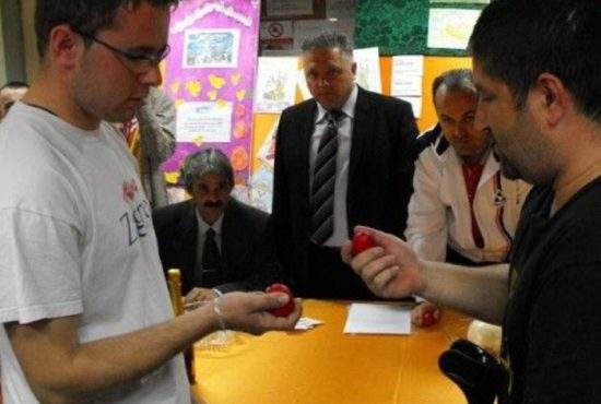 Doi caracaleni ciocnesc şi acum două ouă roşii. Nu şi-au dat seama că sunt din lemn