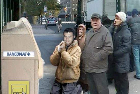Caracalenii au făcut coadă la un bancomat despre care se spune că dă  bani cu împrumut