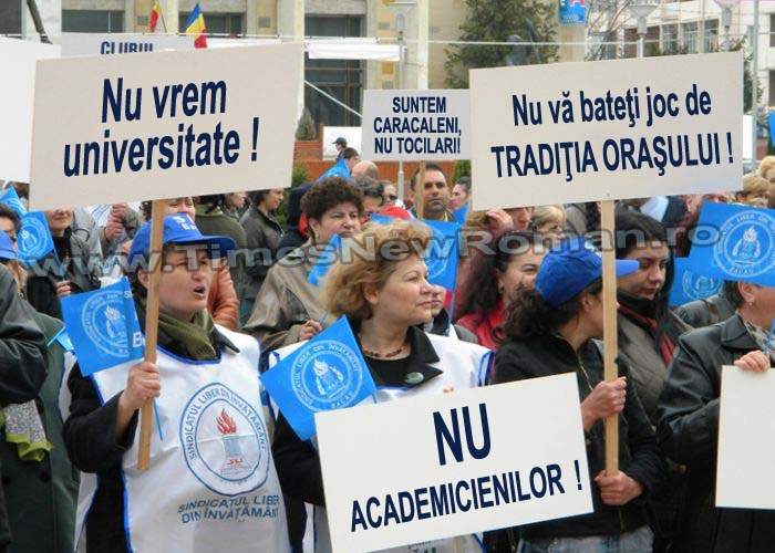 Caracalenii protestează împotriva înfiinţării unei universităţi în oraşul lor