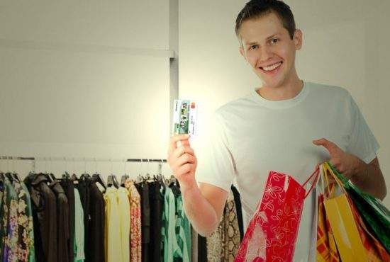 Un bărbat are un card de economii care se dezactivează când intri în magazine de haine sau cosmetice