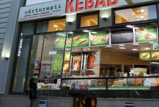 Se reprofilează! La doar o săptămână după deschidere, Cărturești Carusel devine Kebab Carusel